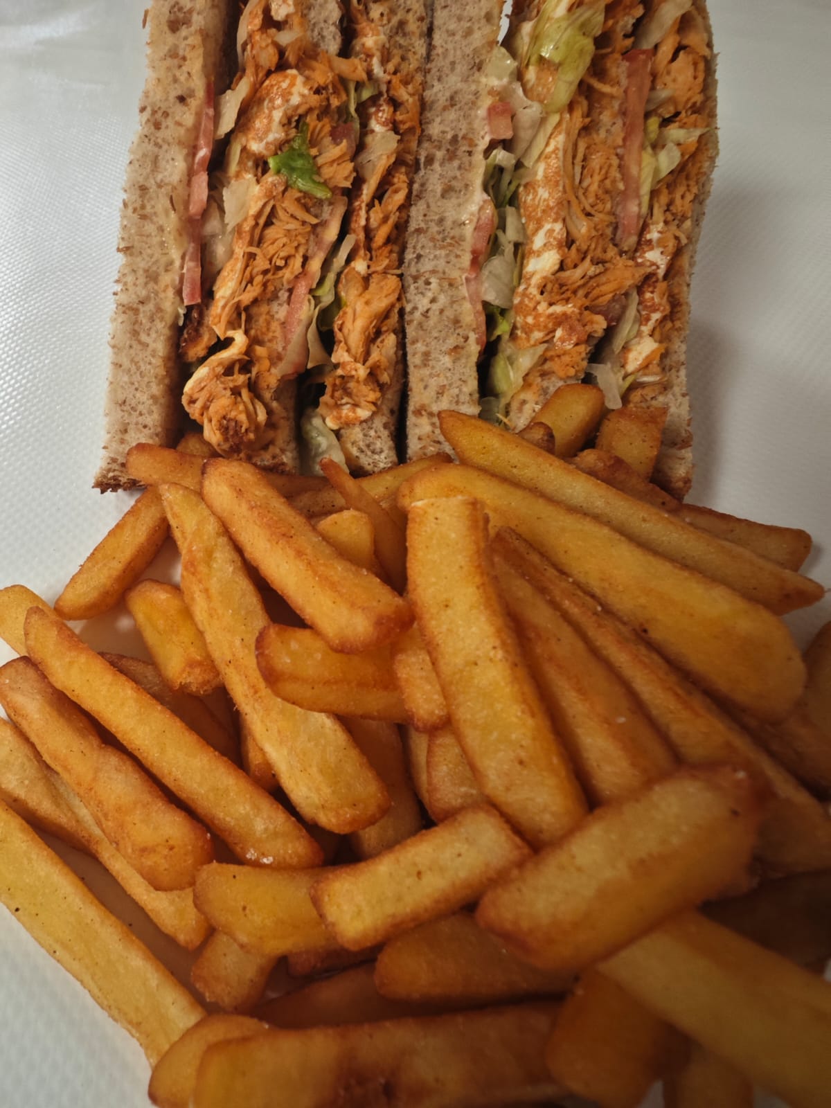 Club sandwich de pechuga al chipotle
